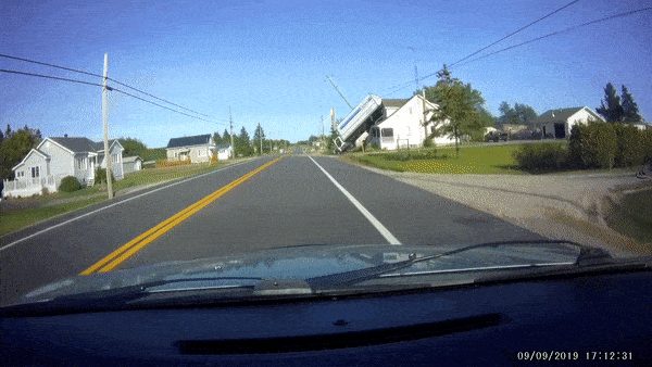 史上最风骚停车走位！这位天秀司机终于把卡车360°停上了屋顶...（组图） - 17