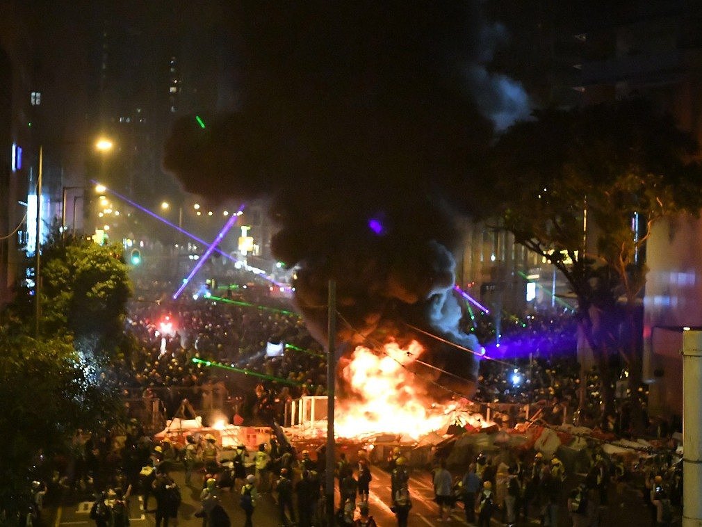 反修例示威游行仍显暴力 抗议者在金钟区投掷多枚汽油弹 - 1