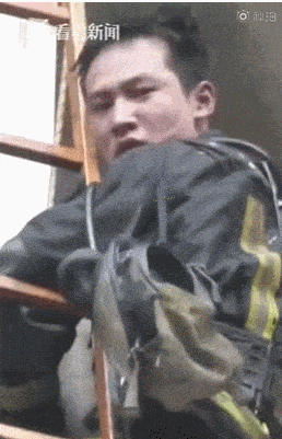 消防员被困4楼阳台，回头瞬间看哭网友