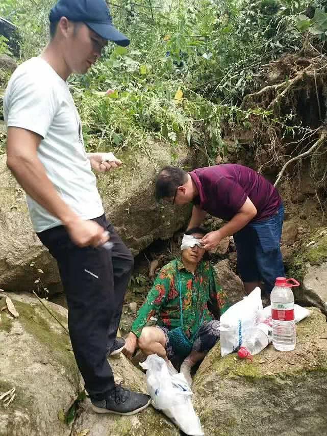 广西桂林一客车翻下山崖致3死11伤，三名过路医生紧急救人（组图） - 4