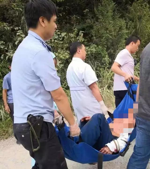 广西桂林一客车翻下山崖致3死11伤，三名过路医生紧急救人（组图） - 5