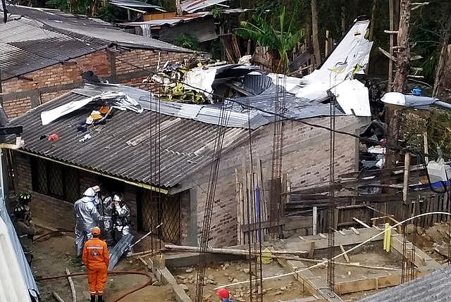 哥伦比亚飞机坠毁7死3伤！童站坠机点惨遭波及　民宅屋顶破大洞