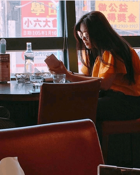 52岁王祖贤餐厅独自就餐，长发披肩颜值依旧，刷手机略显孤独（组图） - 1