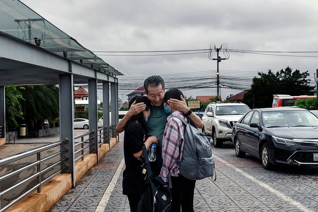 金也娜和李真姬拥抱韩国牧师千璂元。今年8月，他设法帮她们偷渡离开了中国。