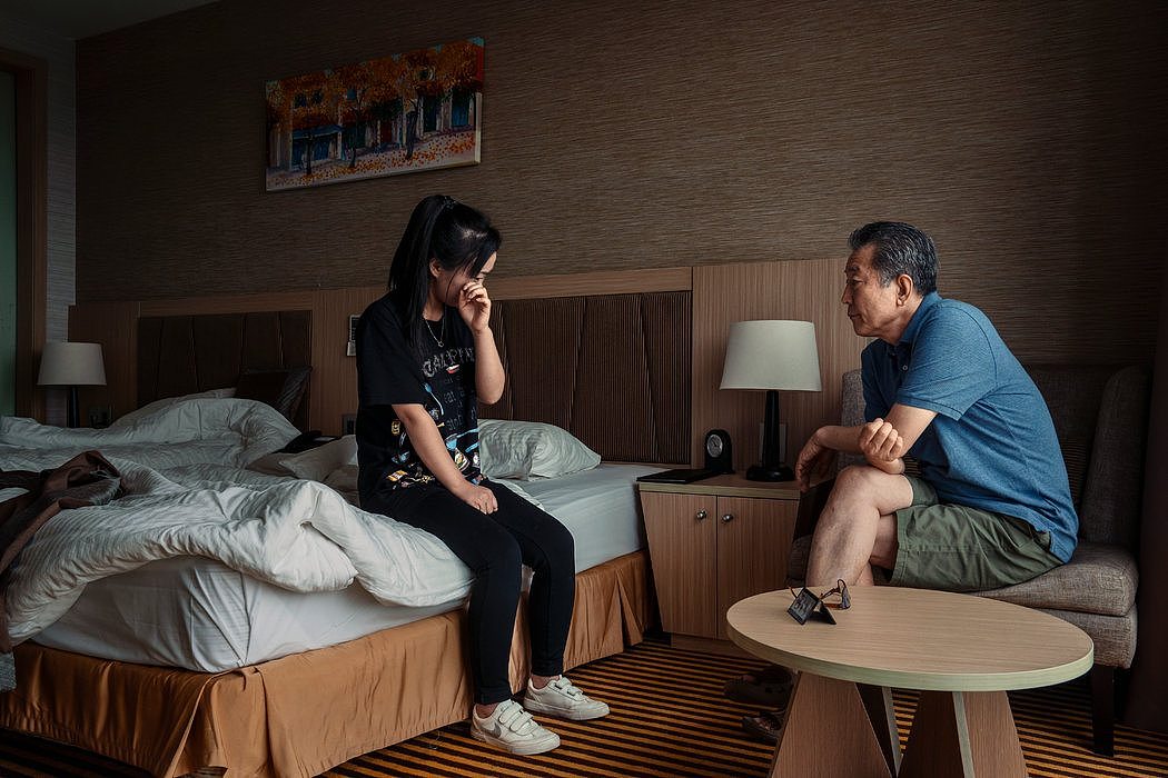 金也娜一边哭泣，一边向千璂元回忆她在中国被人贩子虐待的经历。