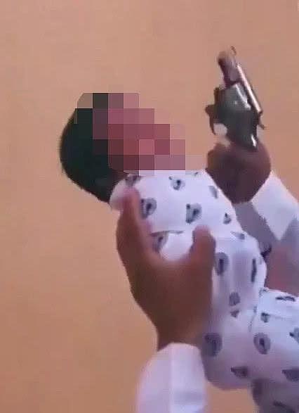 沙特男子把枪塞到婴儿嘴里，然后对空射击，拍成视频引轰动被逮捕