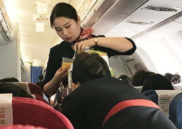 回国飞机上把自己灌醉，中国女游客打骂乘客咬空姐，网友：真丢人