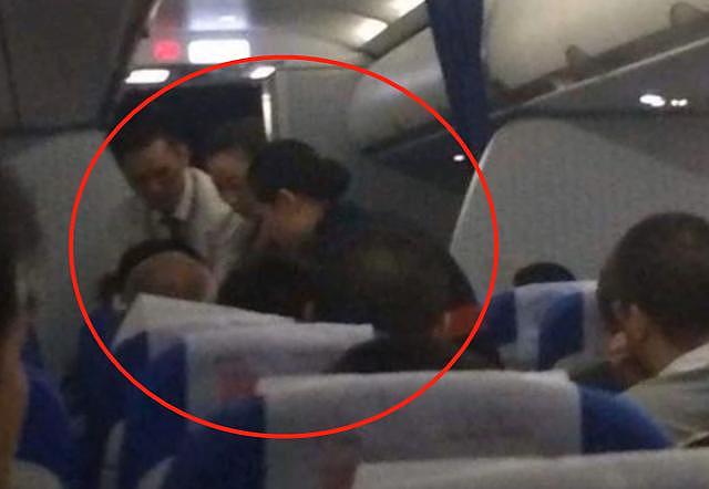 回国飞机上把自己灌醉，中国女游客打骂乘客咬空姐，网友：真丢人