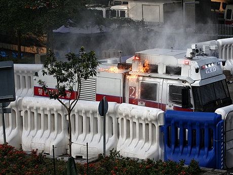 香港反修例延烧 有暴力示威者竟“玩火自焚”（组图） - 3