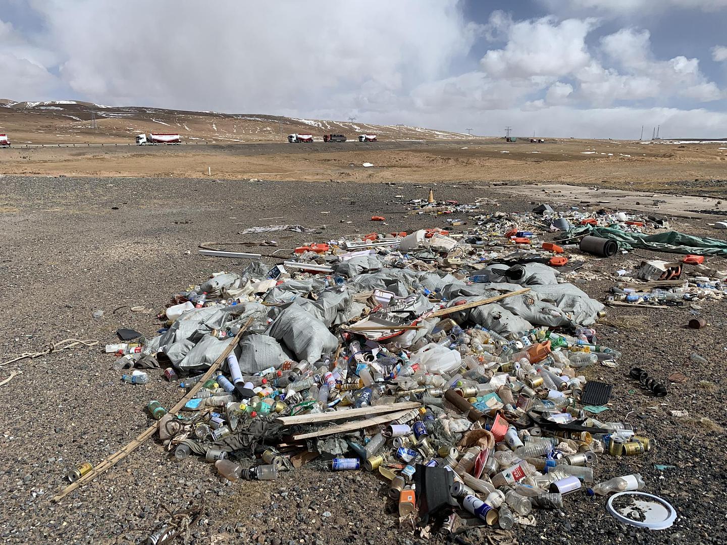 注：青藏公路，在3018公里牌的路牌附近的垃圾，2019年8月5日，金冠时 摄。 　　青藏公路为109国道的一部分，109国道全长3922千米。