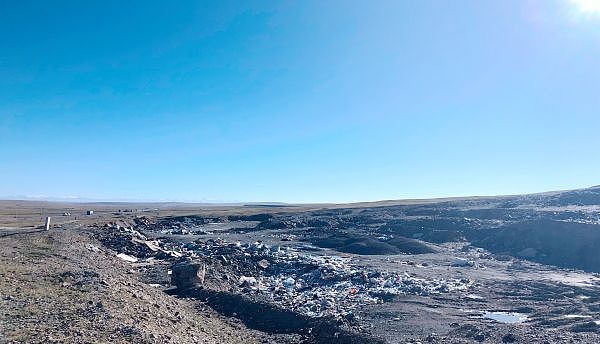 青藏公路一侧的露天垃圾坑，2019年8月10日，金冠时 摄