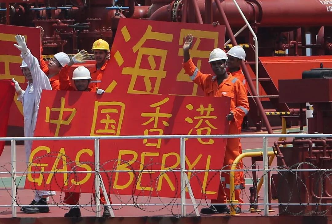 中国香港籍商船“绿宝石号”船员打出感谢海军和祝福祖国的条幅 李烈 摄影