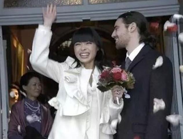 欧洲首位华人王妃，身披中国红婚纱出嫁，这个广东姑娘太幸运