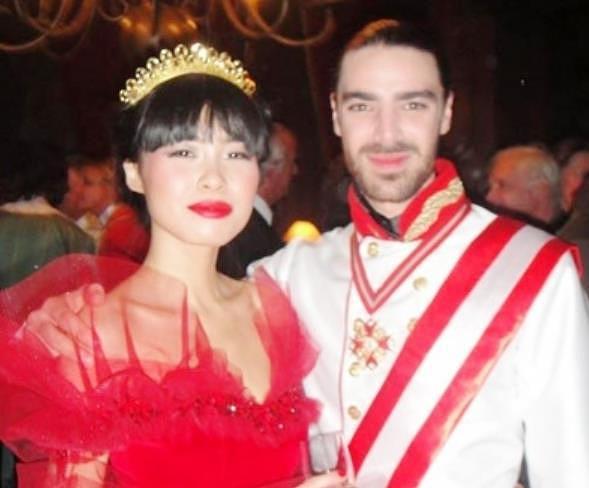 欧洲首位华人王妃，身披中国红婚纱出嫁，这个广东姑娘太幸运