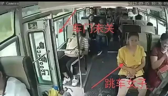 诡异！客车行驶中后门没关，女子突然若有所思，跳车身亡（视频/组图） - 1