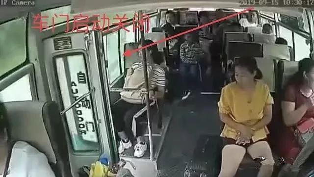 诡异！客车行驶中后门没关，女子突然若有所思，跳车身亡（视频/组图） - 2