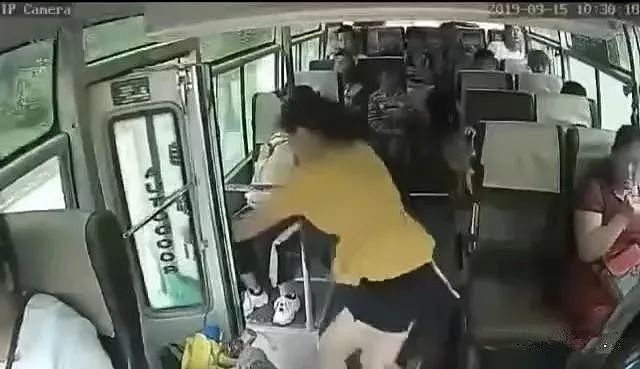 诡异！客车行驶中后门没关，女子突然若有所思，跳车身亡（视频/组图） - 3