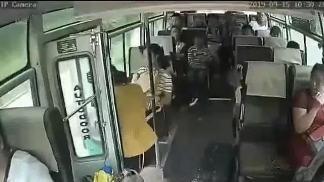 诡异！客车行驶中后门没关，女子突然若有所思，跳车身亡（视频/组图） - 4
