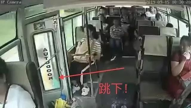 诡异！客车行驶中后门没关，女子突然若有所思，跳车身亡（视频/组图） - 5