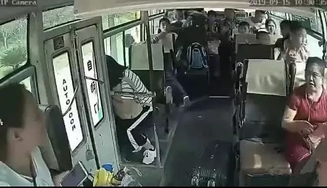诡异！客车行驶中后门没关，女子突然若有所思，跳车身亡（视频/组图） - 6