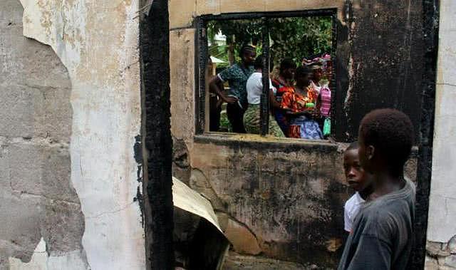 利比里亚学校火灾致至少27名学生死亡，现场令人心痛