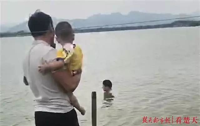 奶爸抱娃救轻生男子 15个月儿子上演“神助攻”（组图） - 2