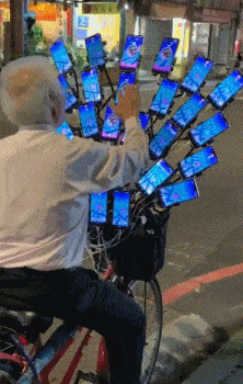 71岁大爷拿着42台手机，穿梭大街小巷玩游戏。再不疯狂，真的就老了...