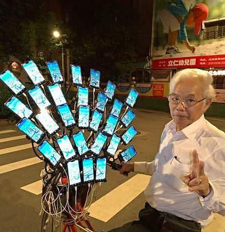 71岁大爷拿着42台手机，穿梭大街小巷玩游戏。再不疯狂，真的就老了...