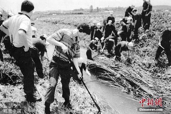 1993年7月，韩国华城连环杀人案调查人员在一条水沟里寻找遗物。图片来源：视觉中国