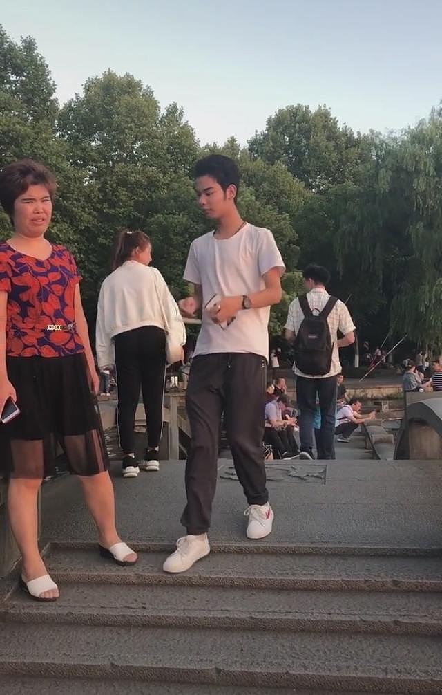 网红小吴妈妈首曝光，母子似复制粘贴，拥有同款喜感眉毛