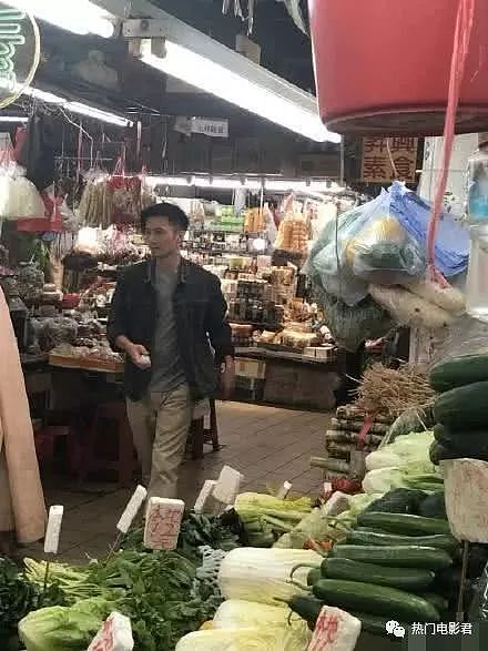 39岁谢霆锋菜市场买菜被偶遇，近照状态惊艳脸上看不出任何老态（组图） - 3