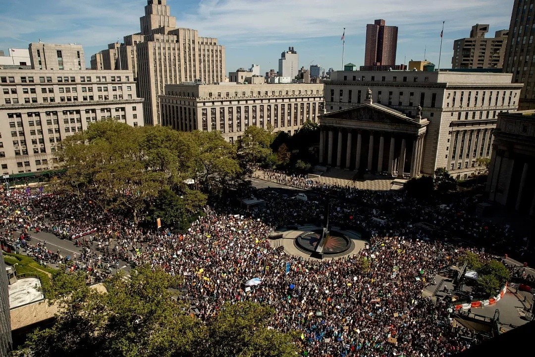 纽约昨日30万人上街，学生罢课，一道亮丽的风景线（组图） - 1