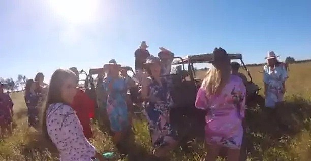 荒野中，一群昆士兰大学生脱下睡袍，肆意“奔跑嬉戏”...背后原因竟是为帮助农民（组图） - 5