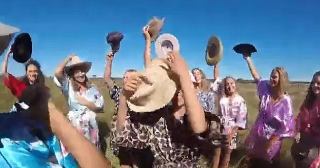 荒野中，一群昆士兰大学生脱下睡袍，肆意“奔跑嬉戏”...背后原因竟是为帮助农民（组图） - 8