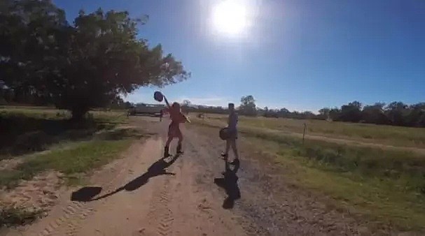 荒野中，一群昆士兰大学生脱下睡袍，肆意“奔跑嬉戏”...背后原因竟是为帮助农民（组图） - 10
