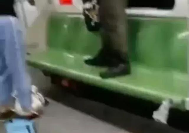 申晨间 | 上海地铁1号线男女站椅子上打架，老人在一旁边吃饼干边看