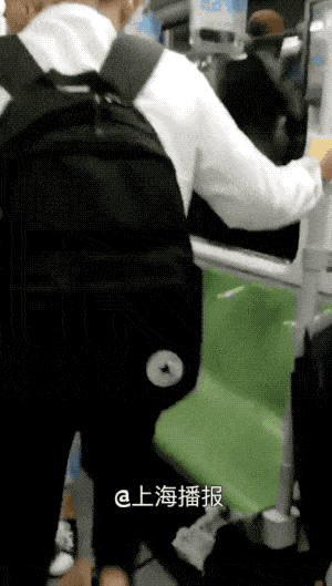 申晨间 | 上海地铁1号线男女站椅子上打架，老人在一旁边吃饼干边看