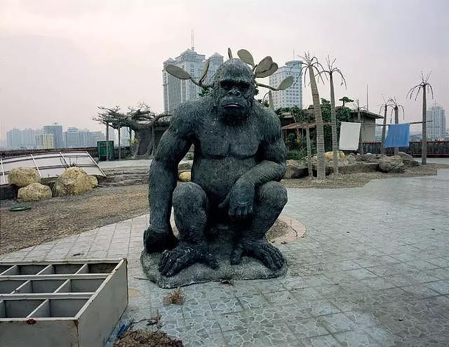 山西伪天安门、鬼城烂尾楼……他用15年拍下一个荒诞中国