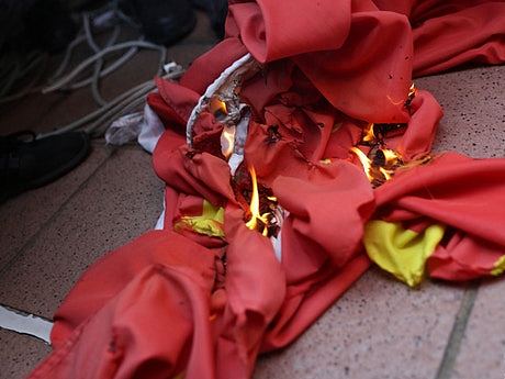 香港乱局再刷记录 13岁女童焚烧中国国旗遭逮捕（组图） - 2