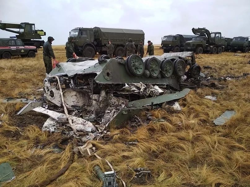 俄罗斯演习出意外 两辆装甲战车从空中急速坠毁（组图） - 2