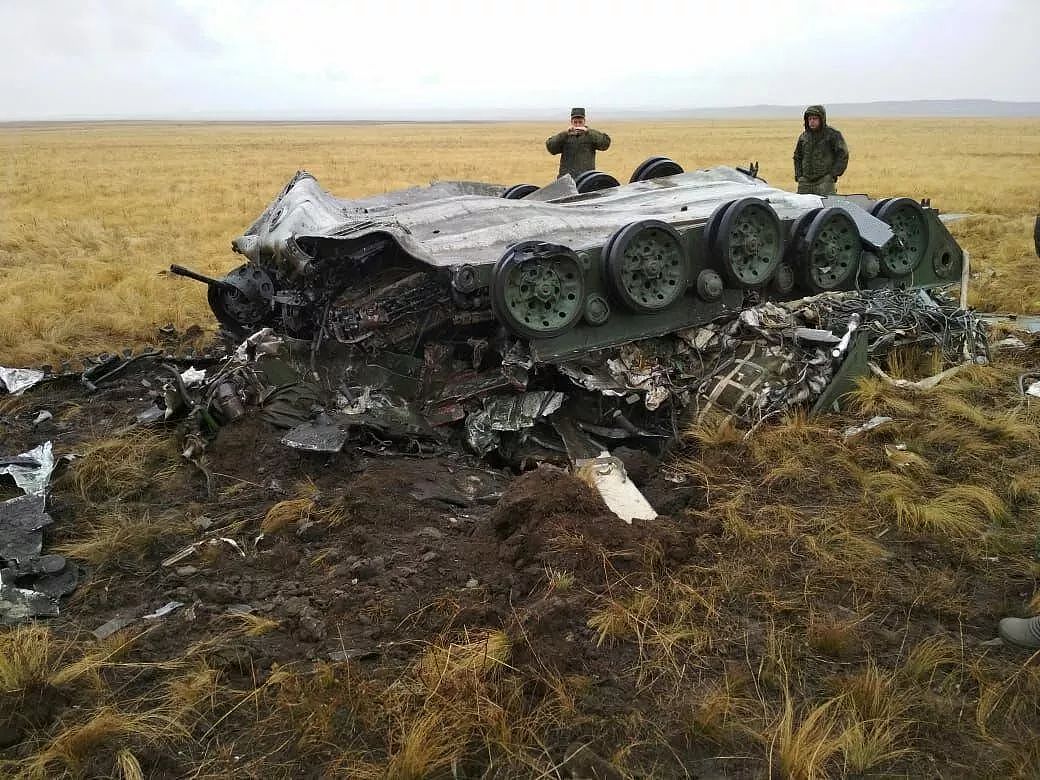 俄罗斯演习出意外 两辆装甲战车从空中急速坠毁（组图） - 3