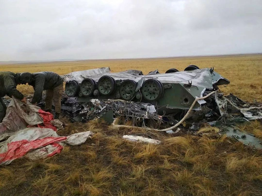 俄罗斯演习出意外 两辆装甲战车从空中急速坠毁（组图） - 5