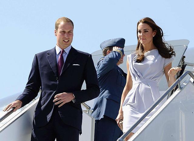 王室记者曝料：凯特王妃乘飞机每条裙子都有的座位（组图） - 1