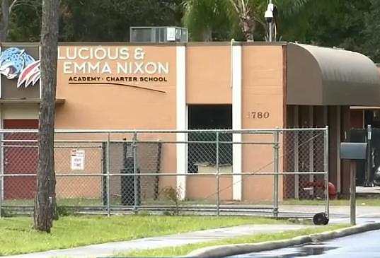 6岁黑人女童在小学发脾气踢老师遭捕：戴手铐送拘留所，被控打人