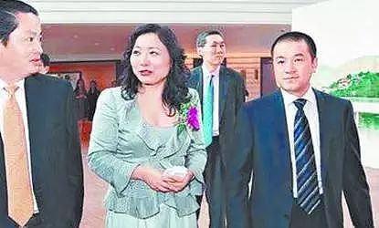 中国最牛女首富：丈夫跟空姐跑了她大方送200亿，今赚钱再送220亿（组图） - 7