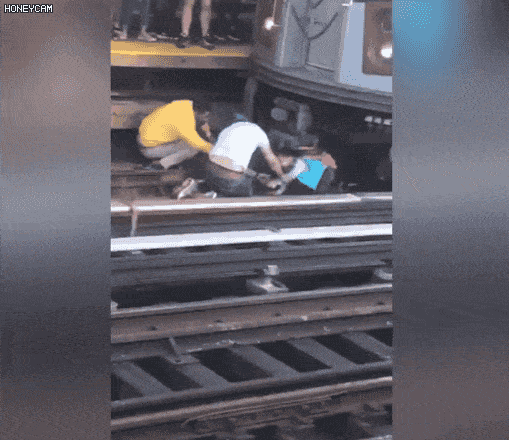1死1伤！男子抱女儿突然跳轨，迎头撞上火车！下辈子希望你能遇到个好爸爸！（组图） - 1