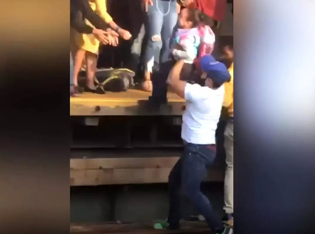 1死1伤！男子抱女儿突然跳轨，迎头撞上火车！下辈子希望你能遇到个好爸爸！（组图） - 5