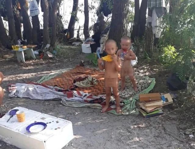 乌克兰2幼儿被父母遗弃在野外，衣不蔽体靠翻垃圾桶捡食物