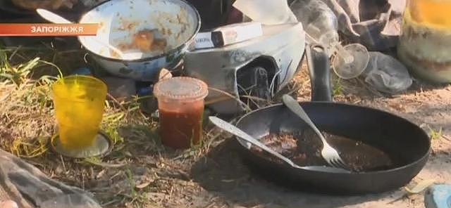 乌克兰2幼儿被父母遗弃在野外，衣不蔽体靠翻垃圾桶捡食物