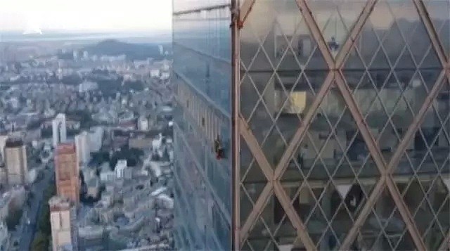 夺命惊魂！两百米高空蜘蛛人绳索打结磨损，逃生窗又锁死打不开…（视频/组图） - 3